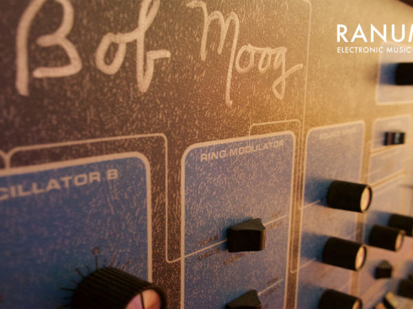 rs-gear-moog-sonic-six-1280x800-legende